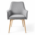 **Moderne grijze stofstoel met houten poten**