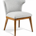 **Moderne stoffen stoel met houten poten**